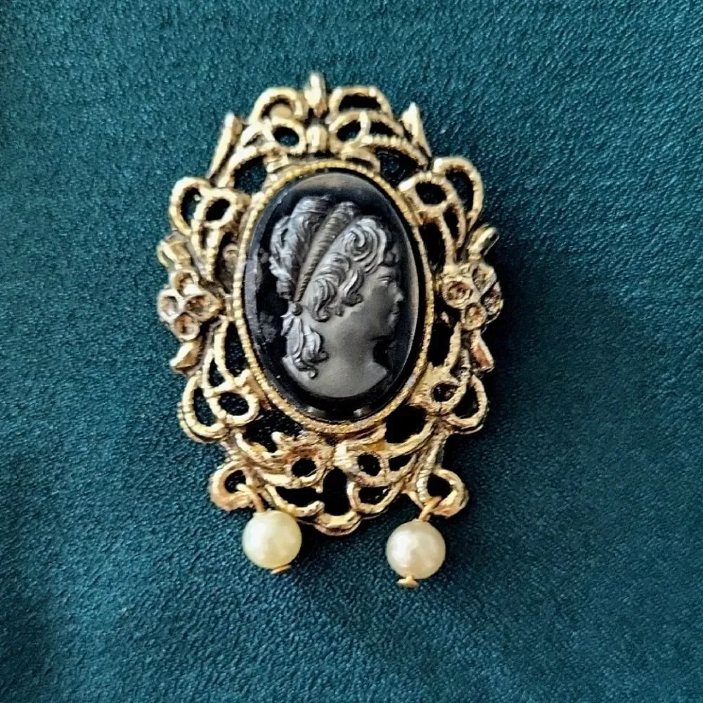 Vintage Cameo Brooch with Faux Pearls.